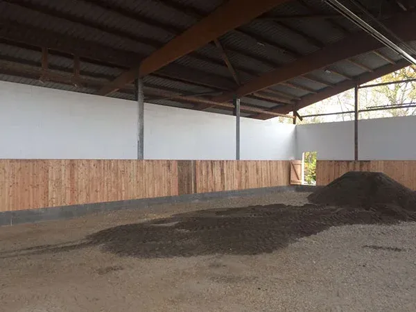 Ausmauern einer offenen Reithalle – 360 m²